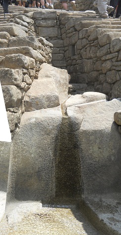 Machu Picchu: Grosser Stufenstein mit Kan�lchen mit Wasserzisterne am unteren Ende alles in einem St�ck 01, Panoramafoto