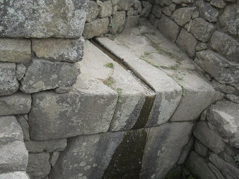 Stufenstein mit Wasserkan�lchen und fliessendem Wasser 02