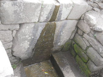 Stufenstein mit fliessendem Wasser und Zisterne 01