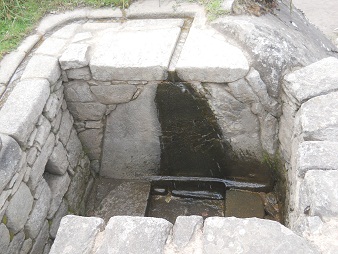 Kan�lchen in Kurvenform, und dann geht das Wasser die Stufe runter 2