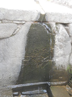 Stufenstein mit Kan�lchen und Zisterne, Zoom 01