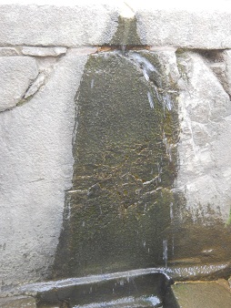 Stufenstein mit Kan�lchen und Zisterne, Zoom 02