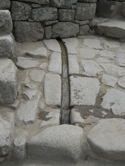 Kan�lchen im Steinboden neben der grossen Treppe