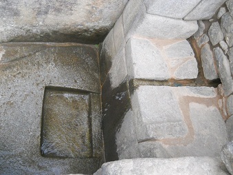 Kanlchen mit Stufenstein und Zisterne am Boden, Sicht von oben