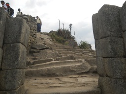 Machu Picchu: Immer trifft man auf Treppen, die aus einem Stck aus dem Fels herausgehauen sind 7