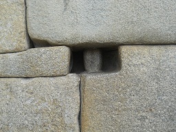 Machu Picchu: Haupt-Sonnentor, Aussparungen mit Bolzen 1