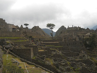 Machu Picchu: Sicht vom Sonnentempel aus auf die Hausberge 1