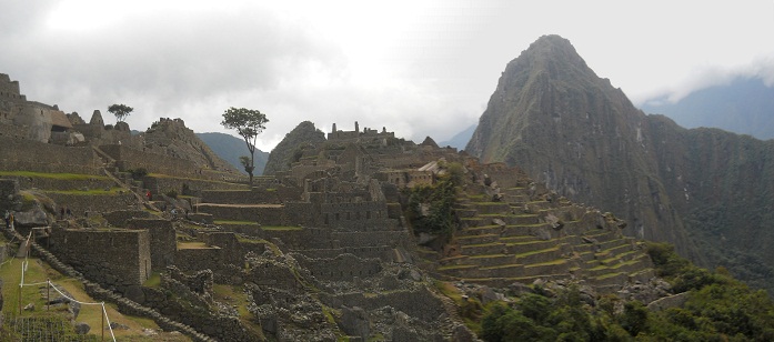 Machu Picchu: Sicht vom Sonnentempel aus auf die Aussichtsberge, Panoramafoto Machu Picchu: Sicht vom Sonnentempel aus auf die Aussichtsberge, Panoramafoto