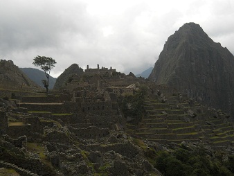 Machu Picchu: Sicht vom Sonnentempel aus auf die Hausberge 2