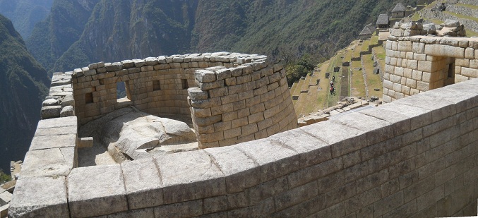 Machu Picchu, die Sicht auf den Sonnentempel von oben und auf die Terrassen im Hintergrund Machu Picchu, die Sicht auf den Sonnentempel von oben und auf die Terrassen im Hintergrund