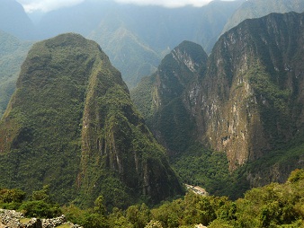 Machu Picchu: Sicht von der Mumienhöhle auf den Berg Putucusi Machu Picchu: Sicht von der Mumienhöhle auf den Berg Putucusi