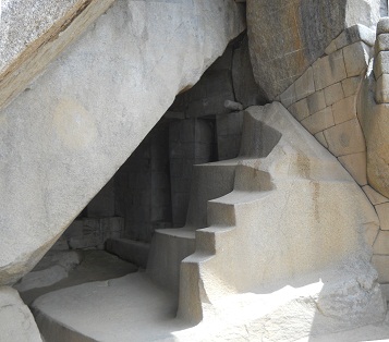 Mumienh�hle: Die Treppe ist aus einem St�ck, und die Kurvenmauer ist auch noch verdreht, Panoramafoto 02