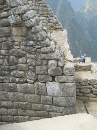 wir
                    passieren Steinh�user, fein geschnittene Steinmauern
                    und Mauern in So-la-la-Technik