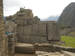 Machu Picchu: Der Tempel zu den 3 Fenstern, die
                    rechte Mauer hat einen Erdbebenschaden 1