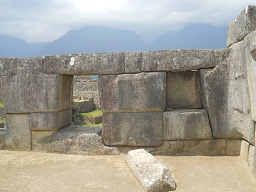 Tempel zu den 3 Fenstern: Fenster und
                    rechte Nische