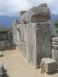 Tempel zu den 3 Fenstern: Die
                    rechte Seitenmauer