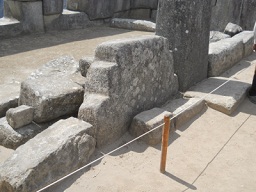 Tempel zu den 3 Fenstern: Das Symbol von Mutter
                    Erde 2 mit der Doppeltreppe in einem St�ck