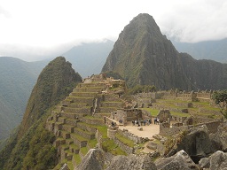 Machu Picchu: Aussicht vom Steinbruch aus auf
                    den Haupttempel und die Hausberge Huchuypicchu
                    (klein), und Huaynapicchu (gross)