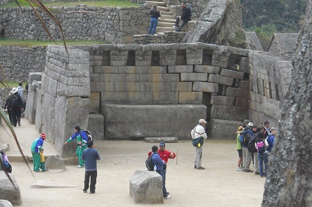 Machu Picchu: Der Haupttempel, Sicht 1 vom
                    Steinbruch aus - Nahaufnahme