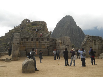 Machu Picchu: Haupttempel, die Sicht von nahe
                    vom Heiligen Platz aus