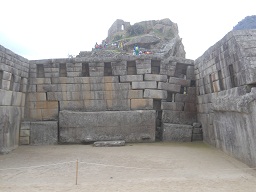 Machu Picchu: Haupttempel: Der Innenraum und die Mittelmauer 3