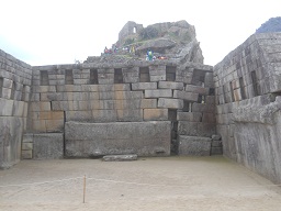 Machu Picchu: Haupttempel: Der Innenraum und
                    die Mittelmauer 3
