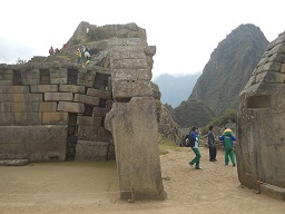 Machu Picchu: Haupttempel: Der Innenraum und
                    die Mittelmauer 4
