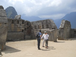 Der Haupttempel von Machu Picchu, der rechte
                    Teil mit den Gigasteinen der rechten Seitenmauer