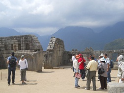 der Haupttempel mit dem Tempel zu den 3 Fenstern im Hintergrund