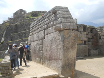 Der Haupttempel von Machu Picchu: Die linke Mauer mit den Gigasteinen, Aussenansicht