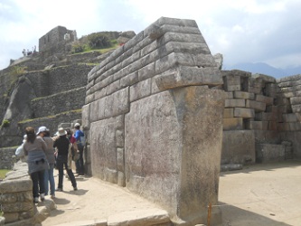 Der Haupttempel von Machu Picchu: Die linke
                    Mauer mit den Gigasteinen, Aussenansicht