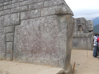 Der Haupttempel von Machu Picchu: Die linke
                    Mauer mit dem Gigastein