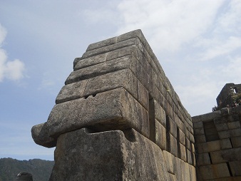 Der Haupttempel von Machu Picchu: Die linke Mauer mit dem Gigastein - 2 L�cher