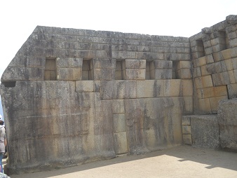 Die linke Mauer des Haupttempels, die
                    Innenansicht mit dem Innenraum ohne Sonne