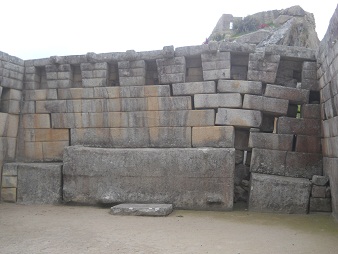 Haupttempel, der Innenraum mit der Mittelmauer und dem Opferstein 2