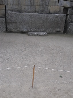 Machu Picchu: Der Haupttempel mit dem zentralen Gigastein (Opferstein), Nahaufnahme mit dem Absperrseil