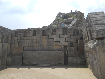 Machu Picchu: Der Haupttempel mit dem Innenraum
                    und der Mittelmauer