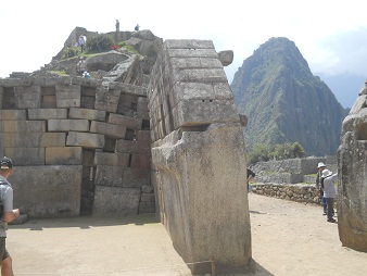 Machu Picchu: Der Haupttempel mit dem Hausberg
                    Huaynapicchu