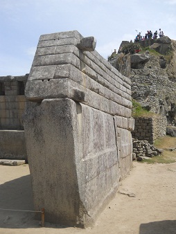 Machu Picchu: Die Aussenansicht der rechten Mauer des Haupttempels - Nahaufnahme 2