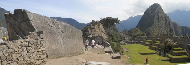 Machu Picchu: Der grsste Stein - auf dem
                    Zentralplatz, im Hintergrund der Hausberg
                    Huaynapicchu, Panoramafoto