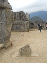 Machu Picchu: Das "Sdkreuz" auf dem
                    Heiligen Platz des Haupttempels 02