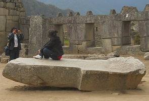 Machu Picchu: Geschnittener Gigastein auf dem Heiligen Platz des Haupttempels und des Tempels zu den 3 Fenstern (Drei-Fenster-Tempel) - Nahaufnahme