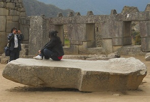Machu Picchu: Geschnittener Gigastein auf dem
                    Heiligen Platz des Haupttempels und des Tempels zu
                    den 3 Fenstern (Drei-Fenster-Tempel) - Nahaufnahme