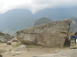 Der grosse Steinbruch von Machu Picchu: Noch
                    ein geschnittener Gigastein