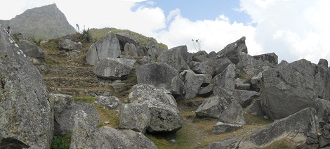 Der grosse Steinbruch von Machu Picchu, das
                    Steinechaos, Panoramafoto