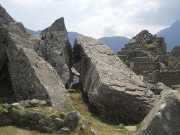 Der grosse Steinbruch von Machu Picchu mit
                    geschnittenen Gigasteinen