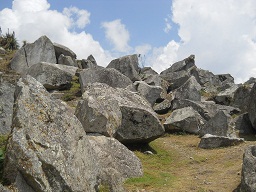 Der grosse  Steinbruch von Machu Picchu mit weiterem Steinechaos 05