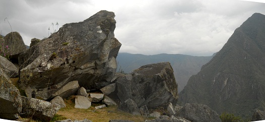 Der grosse Steinbruch von Machu Picchu:
                    Gigastein mit flacher, geschnittener Flche,
                    Panoramafoto