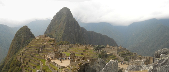 Machu Picchu: Sicht vom grossen Steinbruch auf
                    den Haupttempel, den Hauptplatz und die beiden
                    Hausberge Huchuypicchu (klein) und Huaynapicchu
                    (gross)