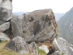 Der grosse Steinbruch von Machu Picchu: Weitere
                    Steine mit flachen Flchen und rechten Winkeln